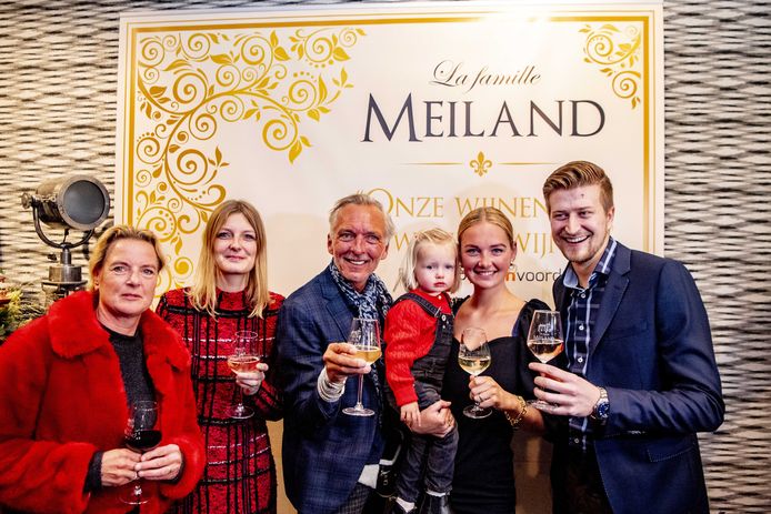 Martien Meiland, moeder Erica, dochter Maxime, kleindochter Claire en dochter Montana tijdens de presentatie van de nieuwe wijncollectie van de familie Meiland.