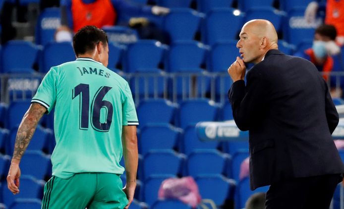 Zinédine Zidane heeft James Rodriguez instructies.