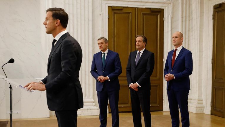 Mark Rutte spreekt de pers toe, met op de achtergrond Buma, Pechtold en Segers. Beeld anp