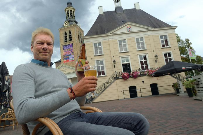 Rosada-baas  Francois Peeters met een Roosendaal 750 jaar bier op de oude Markt.