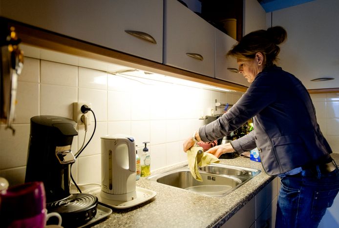 De gemeente Eindhoven heeft de huishoudelijke hulp voor zieken en ouderen versoberd. Foto ter illustratie.