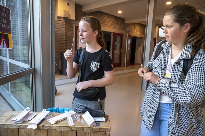 Zelftests worden uitgedeeld aan leerlingen van het Amsterdams Lyceum.