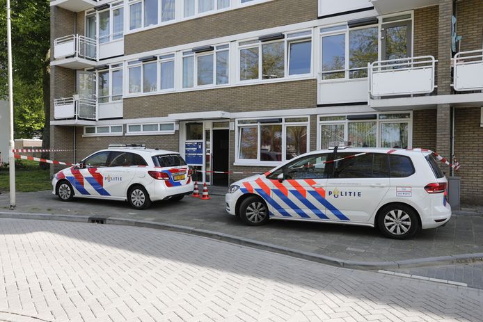 De politie doet onderzoek naar de doodsoorzaak van de man.