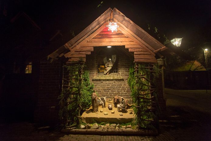 Een sfeervol verlichte kerststal.