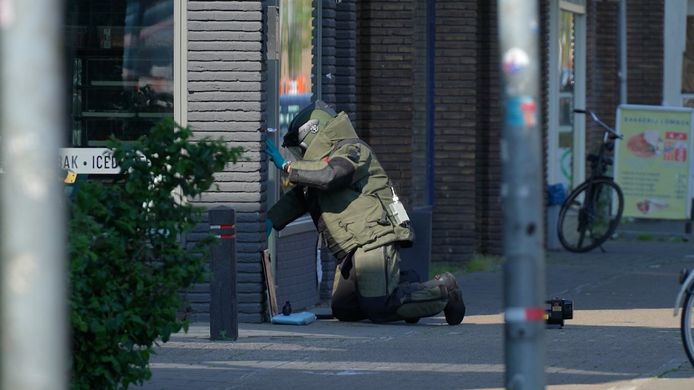 Bij een restaurant aan de Kanaalstraat in Utrecht is donderdagochtend een explosief aangetroffen. Volgens mensen in de straat gaat het om een granaat. De Explosieven Opruimingsdienst is ter plaatste voor onderzoek.
