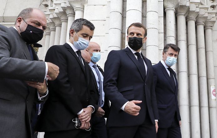 Minister van Binnenlandse Zaken Gérald Darmanin (tweede van links) met enkele collegaministers en de burgemeester van Nice Christian Estrosi (uiterst rechts) en de Franse president Macron (tweede van rechts) in Parijs.