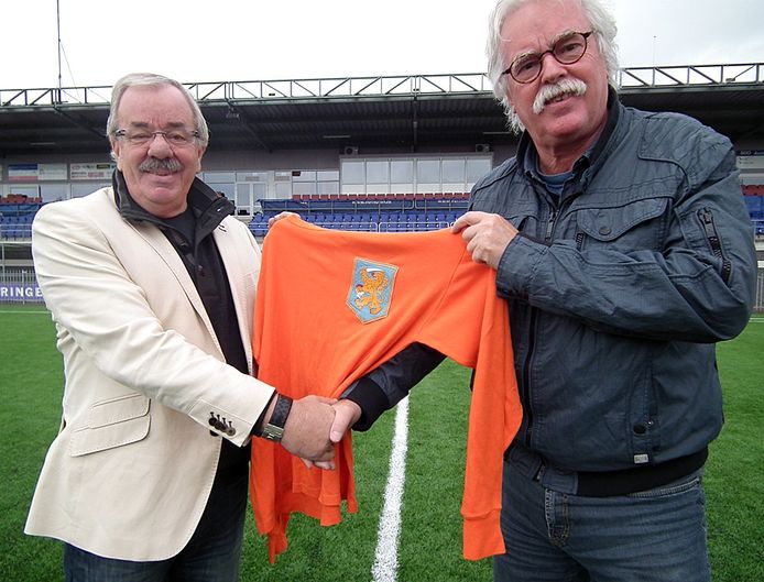 In september 2013 overhandigde Matty Verkamman (rechts) nog het shirt van Jan van Beveren uit 1967 aan eigenaar Paul Hermsen van het Herstaco-stadion. Foto Hessel de Ree