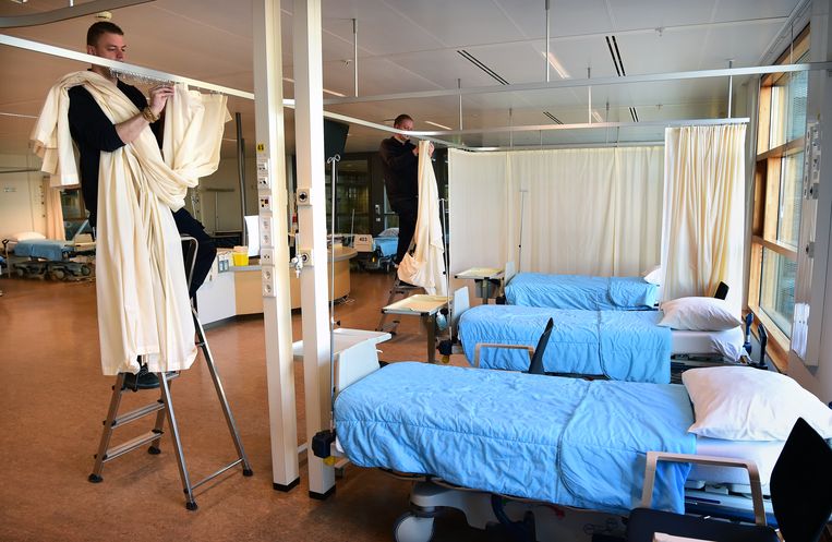 Lege bedden bij de dagopname, dus tijd voor wat onderhoudsklussen. Beeld Marcel van den Bergh / Volkskrant