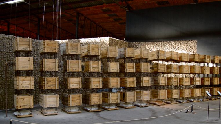 Monumentaal is de wand vol genummerde scheepskistjes met hun kopse kant naar de toeschouwer gericht. Simone Simons en Peter Bosch verbonden de kistjes onderling onderling met forse springveren en gaven ze elk een verschillende lading: glas, knikkers, hout, lood, metaal, kool, baksteen. (\N) Beeld 
