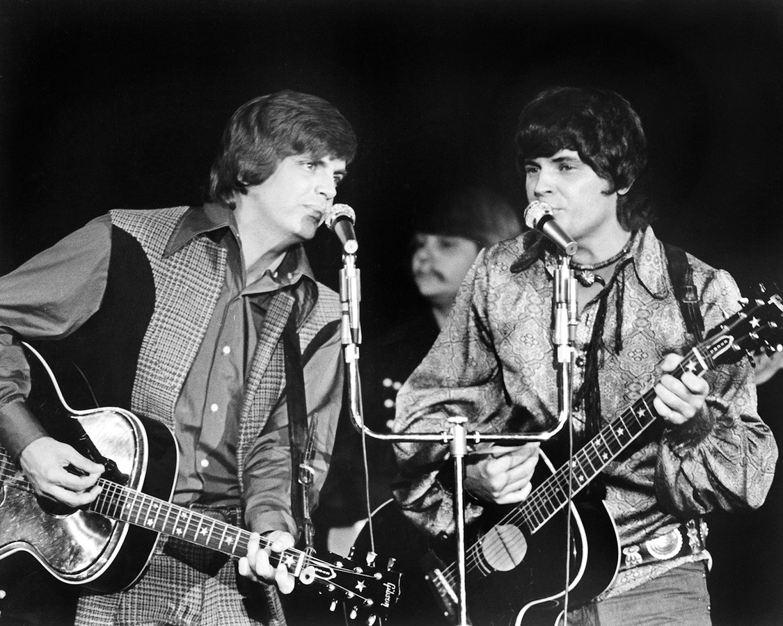 De Everly Brothers tijdens een optreden in 1970. Links Phil, rechts Don.