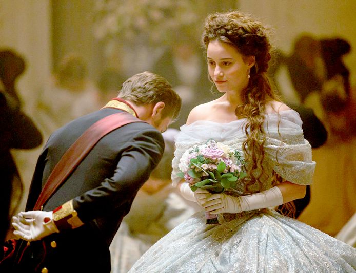 Op de foto: actrice Dominique Devenport (die Sisi speelt) en Jannik Schümann (die Franz Joseph speelt)