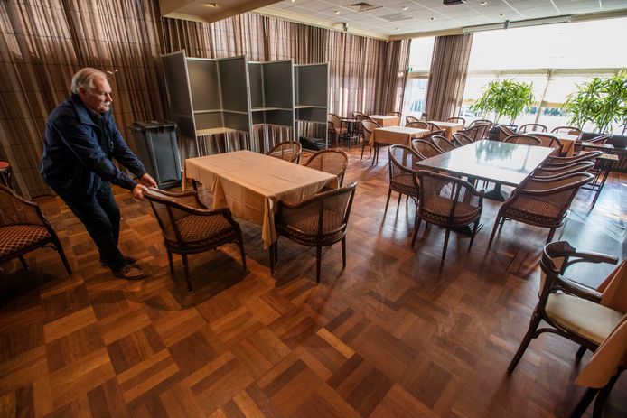 Het inrichten van het stemlokaal in sociëteit Gezelligheid in Helmond, voor de Tweede Kamerverkiezingen in maart vorig jaar.