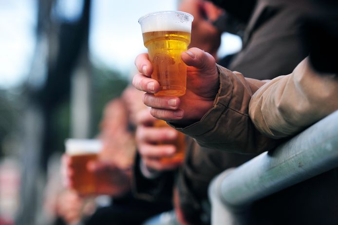 Een biertje bij PSV is niet goedkoop/