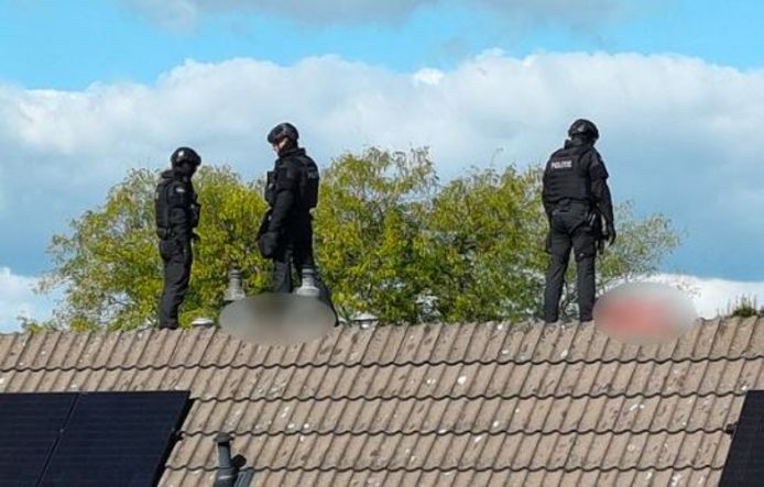 Speciale eenheden van de politie op het dak in de Berkdijksestraat, waar ze de twee Tilburgers arresteerden.