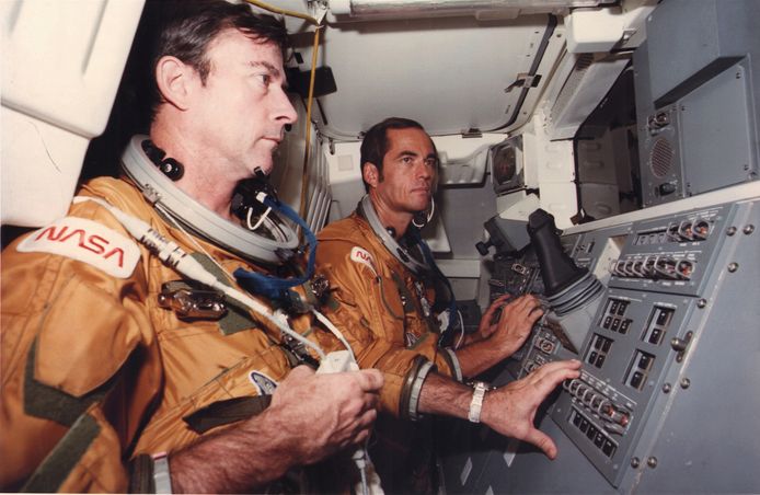 John Young (links) tijdens de voorbereiding van de shuttlelancering in 1980.