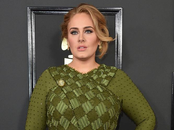 Emotionele Adele doorbreekt mediastilte om brand Grenfell te herdenken: “Nog steeds geen gerechtigheid voor de slachtoffers”