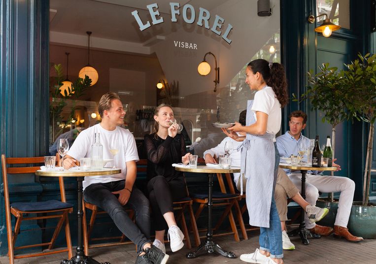 De sfeer van visbar Le Forel doet denken aan vakantie in Parijs