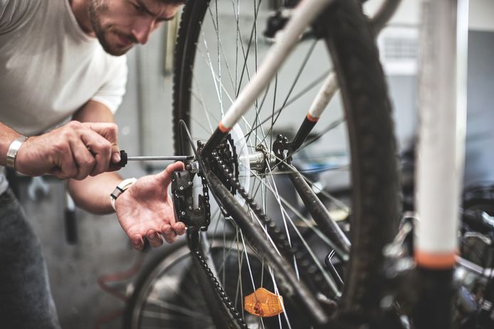 Utilizzare un olio per bicicletta resistente allo sporco e idrorepellente per lubrificare la catena, i freni e il deragliatore ed evitare una bicicletta elettrica ruvida.