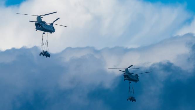 Laagvliegende Chinooks boven Twente