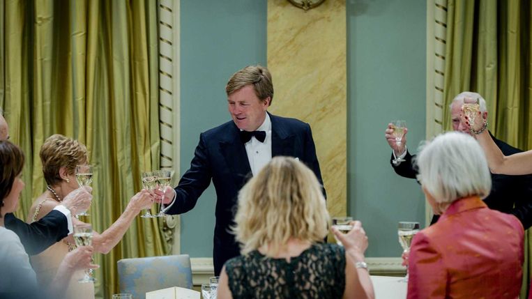 Koning Willem-Alexander brengt een toast uit tijdens het staatsbanket. Beeld anp