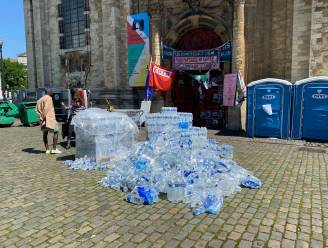 Tientallen hongerstakers starten met dorststaking, 1 sans-papier afgevoerd met nierfalen: “Binnen 24 à 48 uur vallen er slachtoffers”