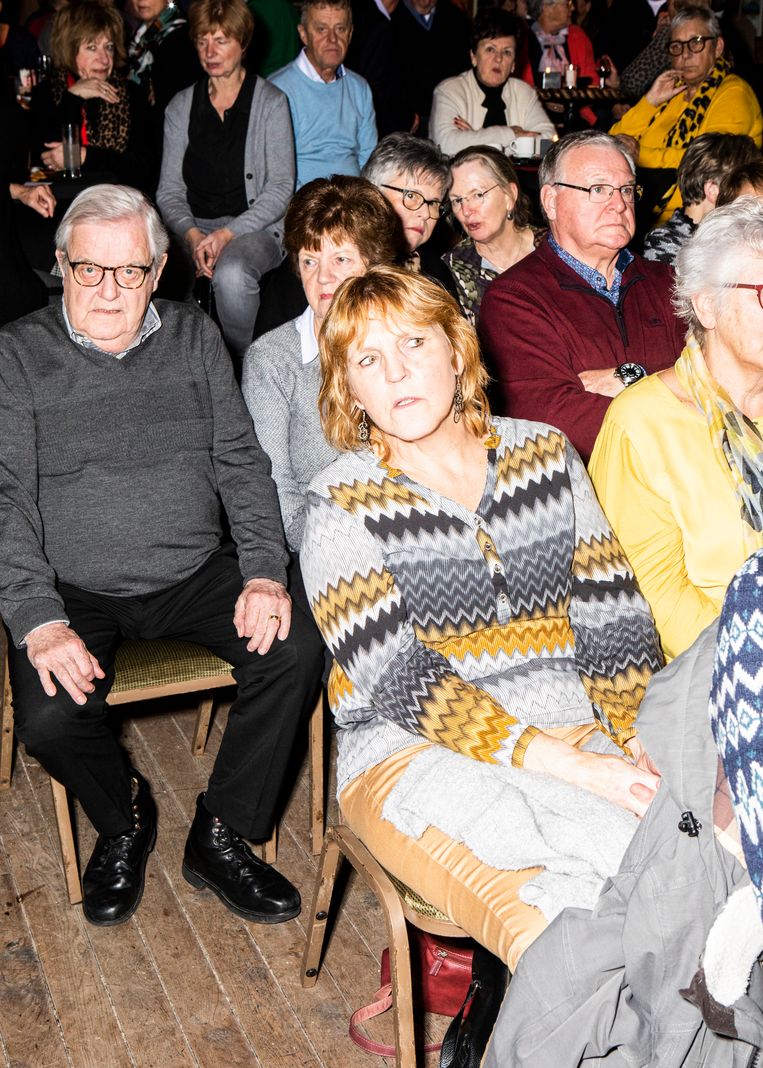 Er zijn 200 stoelen in de zaal bij Spraakvermaak. De rest moet staan.  Beeld Hilde Harshagen