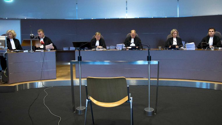 Leden van de rechtbank (VLNR) Karin Janssen, David van Kuppeveld, mr. Woretshofer, mr. Goessen, mr. Feuth en Dhr. Penders tijdens de regiezitting van de Valkenburgse zedenzaak. Beeld ANP