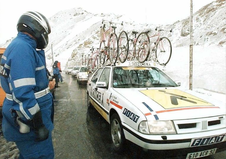 In 1996 schrapte de tourdirectie de passage van de Col de Galibier wegens de slechte weersomstandigheden. De renners werden met auto's vervoerd. © AFP Beeld 