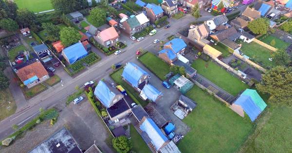 Dronebeelden: inwoners Luyksgestel druk bezig met reparatie daken (video) - Eindhovens Dagblad