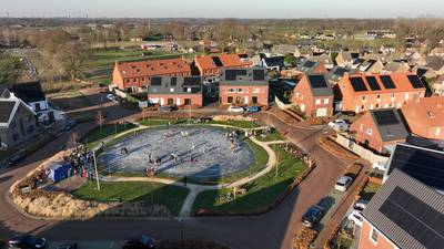 Volop schaatspret in Biest-Houtakker, voor het eerst sinds 2018 weer een ijsbaan op het Eekhofplein