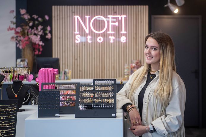 Schrijfmachine ik heb het gevonden Een zekere NOFI Store, nieuwe winkel met modeaccessoires en sieraden in Nijverdal:  'Zonder sieraden voel ik me naakt' | Hellendoorn | tubantia.nl