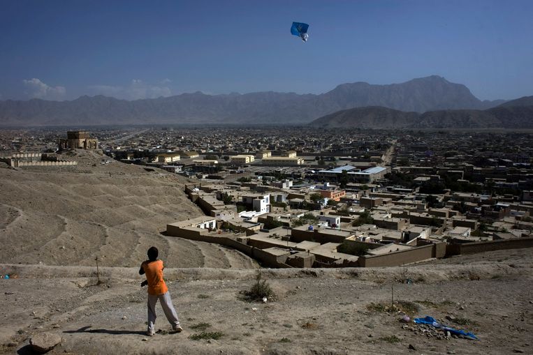 Een jongen laat een vlieger op boven Kaboel tijdens het bezoek van Khaled Hosseini aan de stad in 2009. Beeld AFP