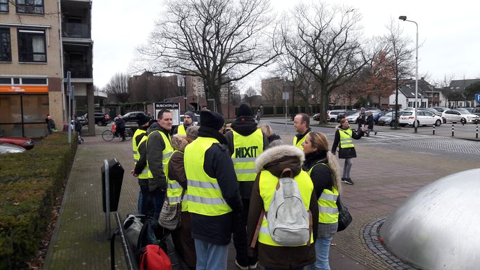 Zo'n vijftien betogers meldden zich zaterdag op het Burchtplein voor de tweede demonstratie van de Gele Hesjes in Oss.