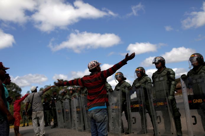 Venezolaanse soldaten blokkeren de grensovergang tussen Venezuela en Brazilië bij Pacaraima, in de noordelijke Braziliaanse deelstaat Roraima.