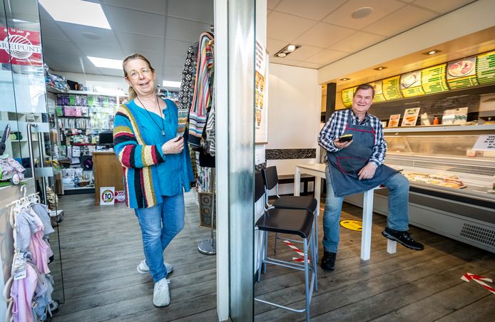 De frituur in Stiphout sluit, maar de naastgelegen winkel Het Breipunt breidt daardoor uit. Henk van den Hurk doet de pannen erop, maar zijn eega Marie-Louise van den Hurk krijgt een (brei-)workshopruimte bij.