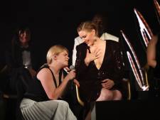 Greta Gerwig émue aux larmes durant une reprise de “Modern Love” par Zaho de Sagazan à Cannes