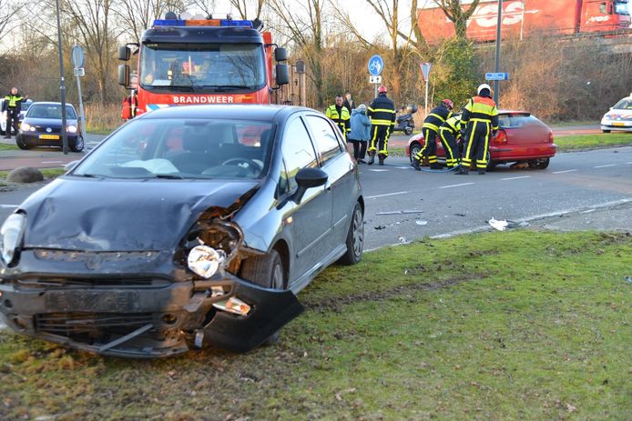Onderaan de afrit van de Graaf Engelbertlaan naar de Willem van Oranjelaan zijn twee auto’s op elkaar gebotst.