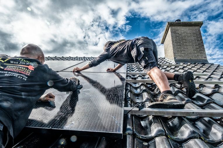 Molte persone vogliono ancora installare pannelli solari prima della metà premium.  foto di Tim Dervin