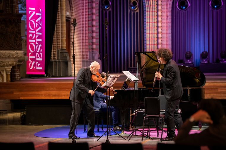 Brett Dean (altviool) treedt op in eigen werk, met Julien Hervé (klarinet) en Thomas Beijer (onzichtbaar). Beeld Max Kneefel