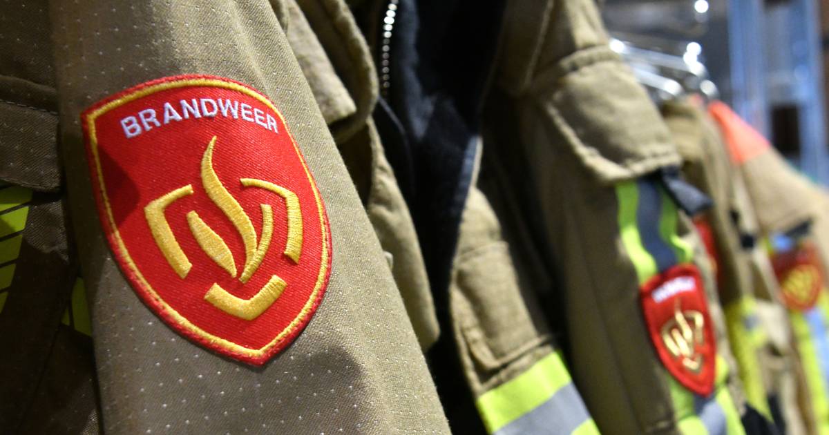 Brandweer rukt groots uit voor brand in hooiberg Roermond.