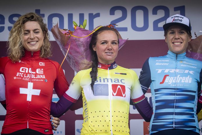 Chantal Blaak temidden van Marien Reusser (l) (tweede) en Ellen van Dijk (derde).