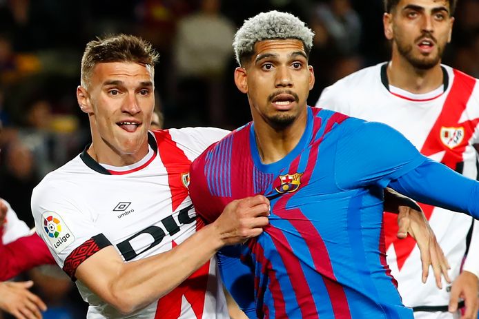 Ronald Araújo (r) in duel met Rayo Vallecano-speler Nikola Maras.