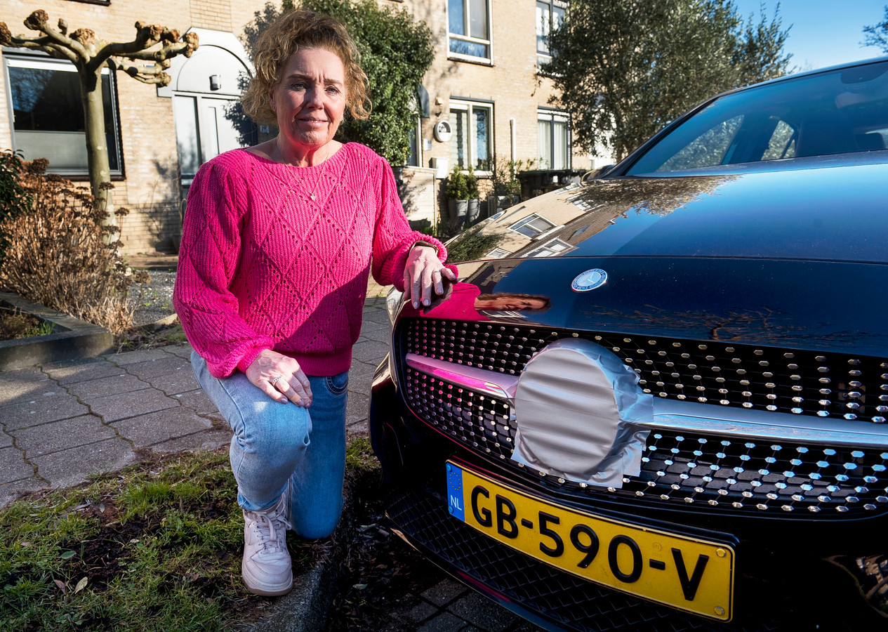 Fanny Meijer bij haar Mercedes waarvan de sensoren van de adaptive cruisecontrol zijn gestolen. Daarvoor moest eerst de ster van de grille door de dieven worden verwijderd.