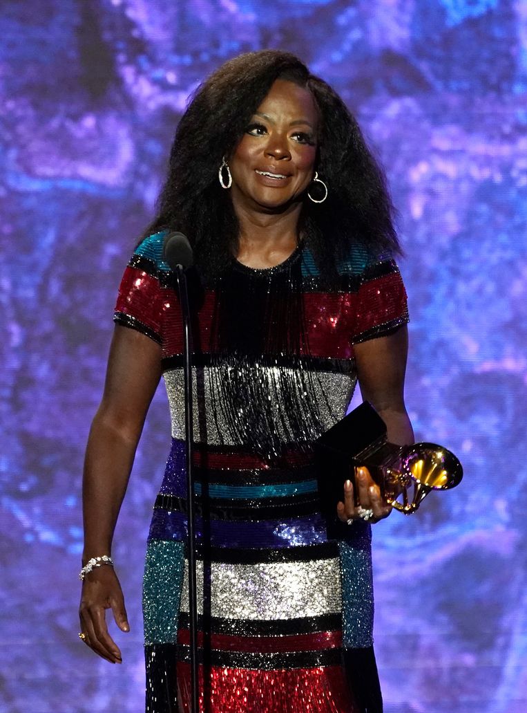 Viola Davis neemt de Grammy voor haar audioboek in ontvangst. Die prijs levert haar een ‘EGOT-status’ op. Beeld Chris Pizzello/Invision/AP