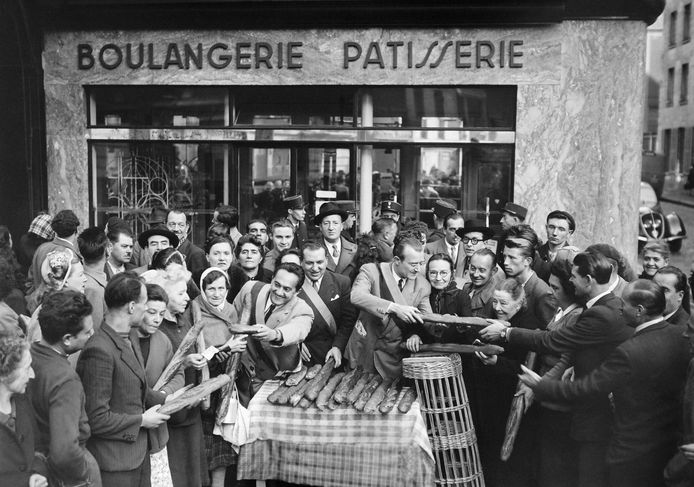 Distribution de baguettes à Paris, boulevard Diderot (18 octobre 1948)