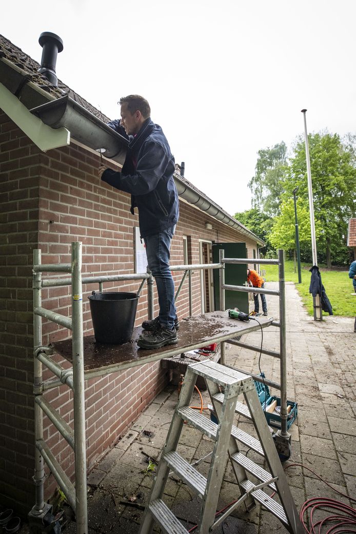 Het repareren van de goten was één van de vele klusjes die de scouts van de Dr. Ariënsgroep moesten klaren op de dag van NL Doet.