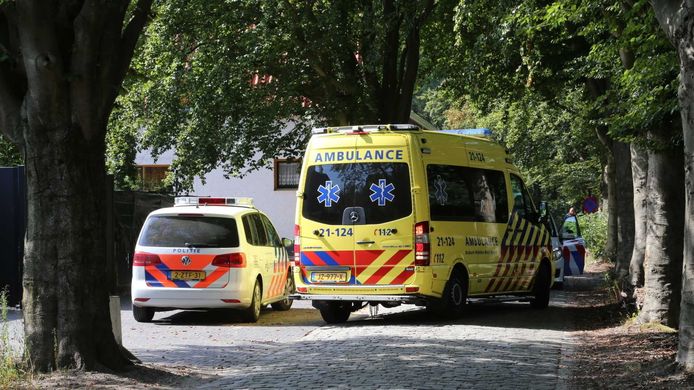 Hulpdiensten in de buurt van de overvallen woning.