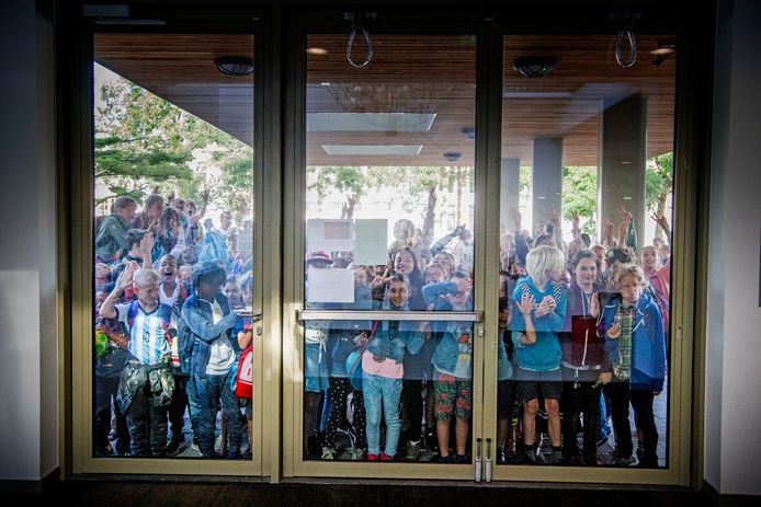 Basisschoolleraren legden vanochtend het werk neer uit protest tegen het lerarentekort, de werkdruk en de slechte salarissen. Het is de eerste actie die ook ouders en leerlingen raakt.