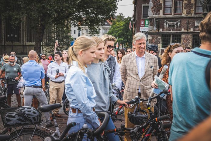 De koninklijke familie met de fiets op bezoek in Gent op autoloze zondag.