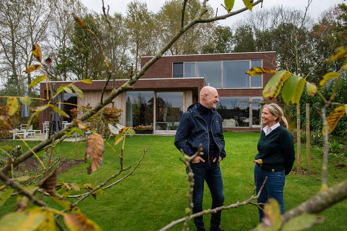 Ilona van Alphen en Bart van Krunkelsven bouwden nul-op-de-meter-huis in de Achterste Rithweg in Breda.
